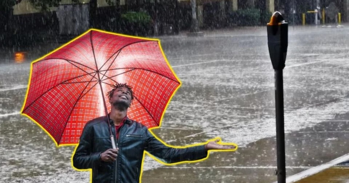 Persona sosteniendo un paraguas rojo bajo la lluvia en Sinaloa.