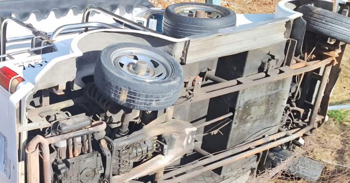 Vehículo pulmonía volcado en Mazatlán con llantas visibles y componentes mecánicos expuestos.