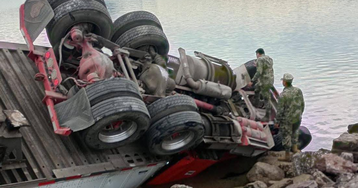 Camión volcado en el puerto de Pichilingue con militares en la escena