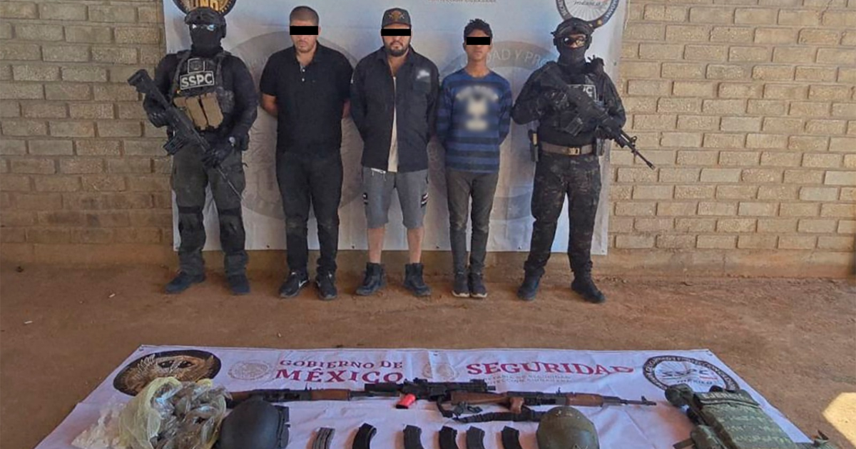 Autoridades con detenidos y objetos asegurados en Sinaloa.