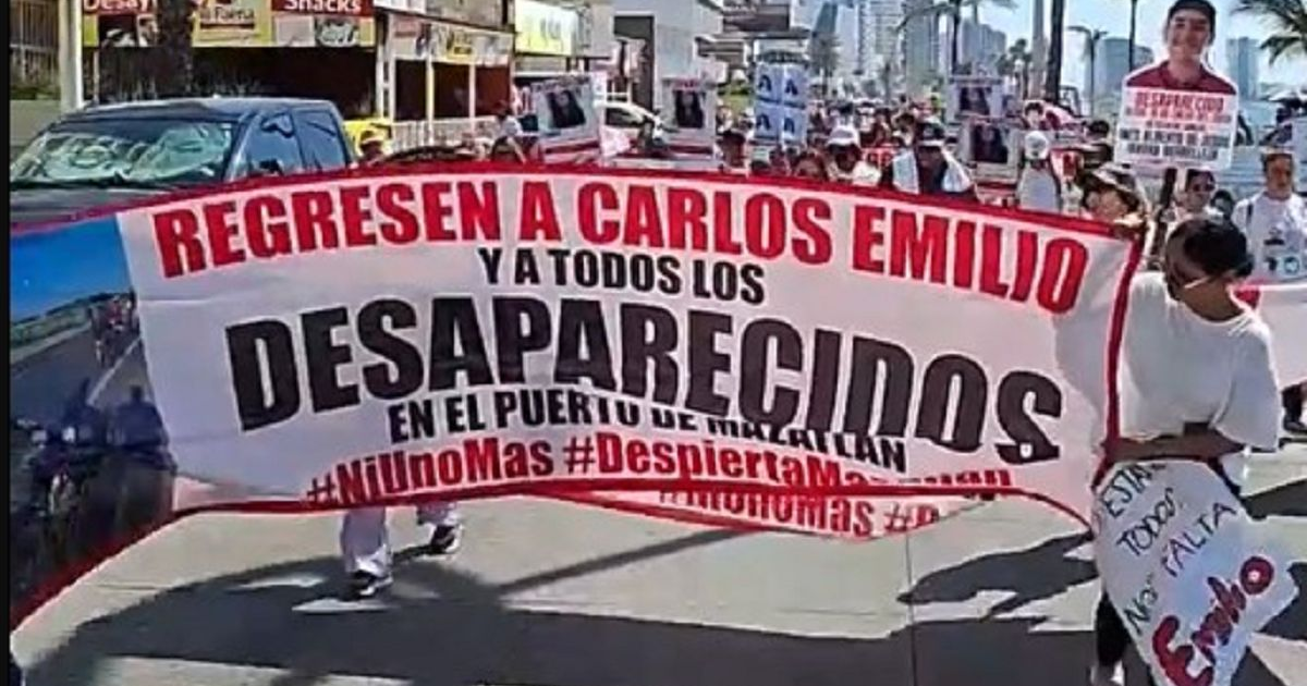 Marcha con pancartas por Carlos Emilio desaparecido