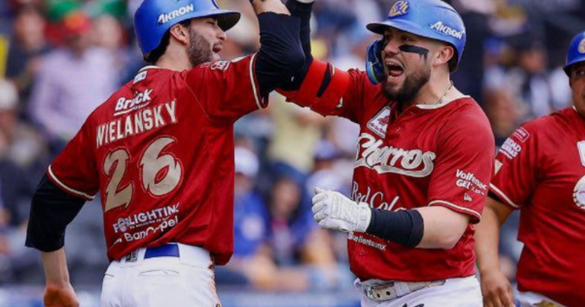 Jugadores de Charros de Jalisco celebrando un hit.