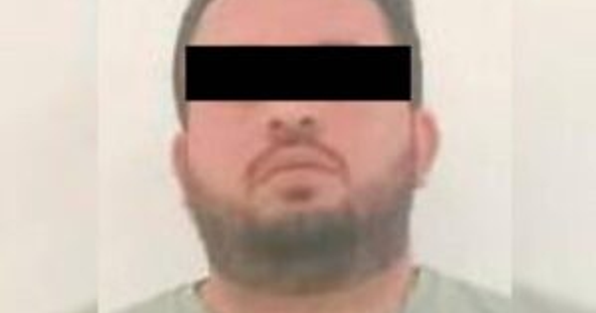 Hombre detenido con los ojos cubiertos