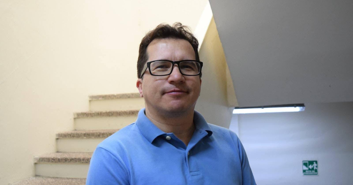 Persona en el Centro Municipal de las Artes, Mazatlán