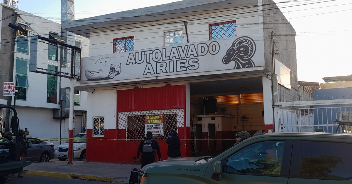 Oficiales investigan en autolavado Aries en Culiacán.