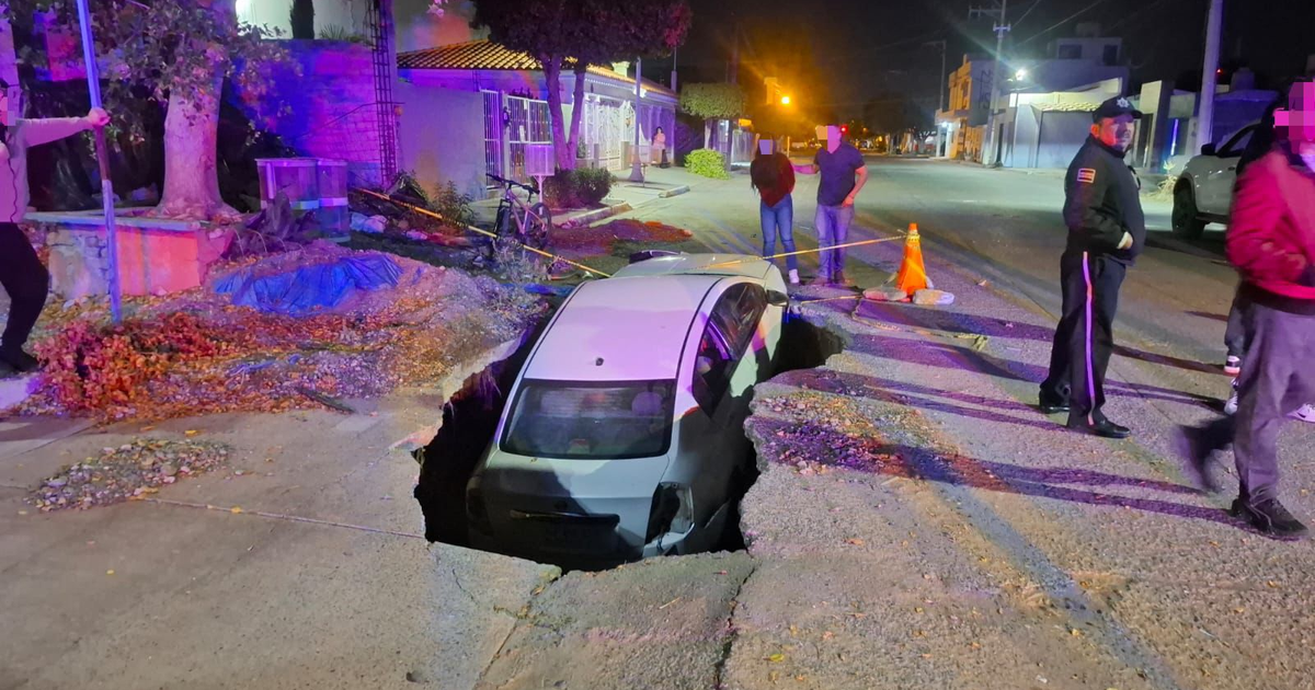 Coche hundido en socavón en Guasave Sinaloa