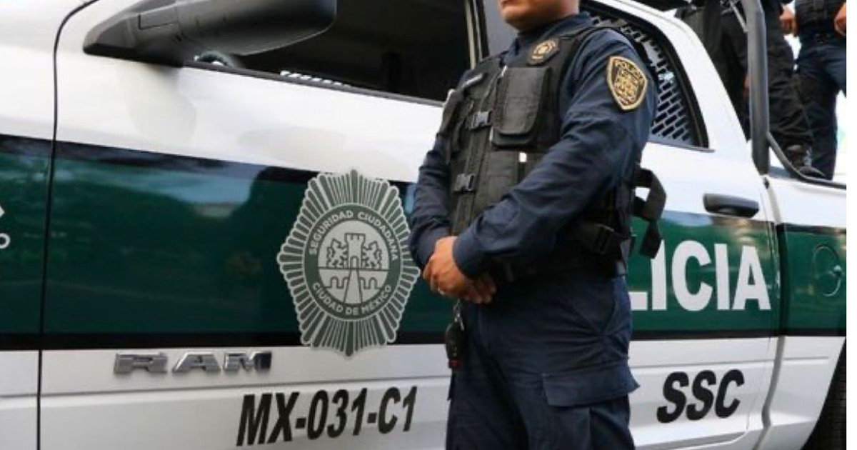 Policía junto a patrulla resguardando un área