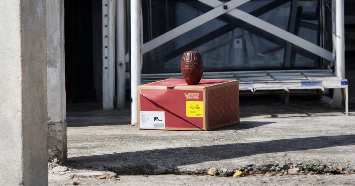 Granada de juguete sobre caja en Culiacán