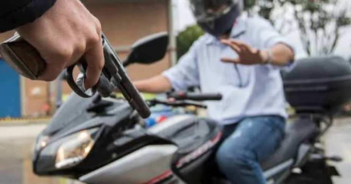 Un policía recupera motocicleta robada en operativo.