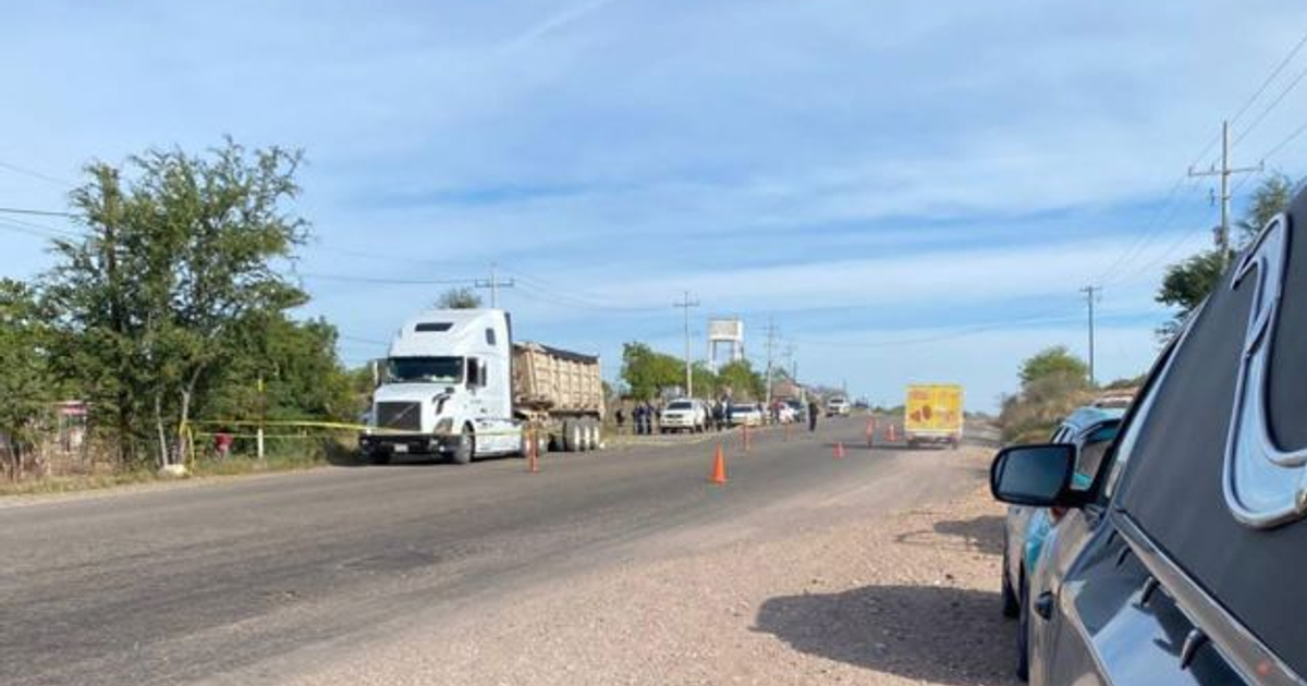 Tráiler y vehículos en carretera asegurados por accidente.