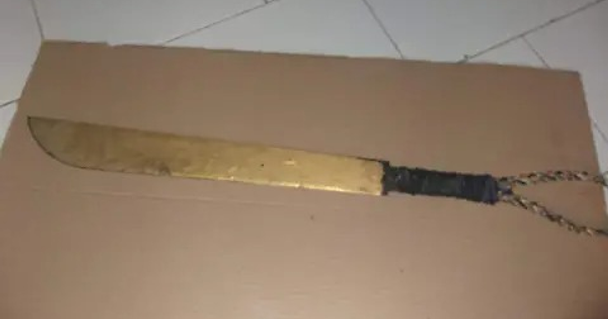 Machete confiscado sobre superficie plana.