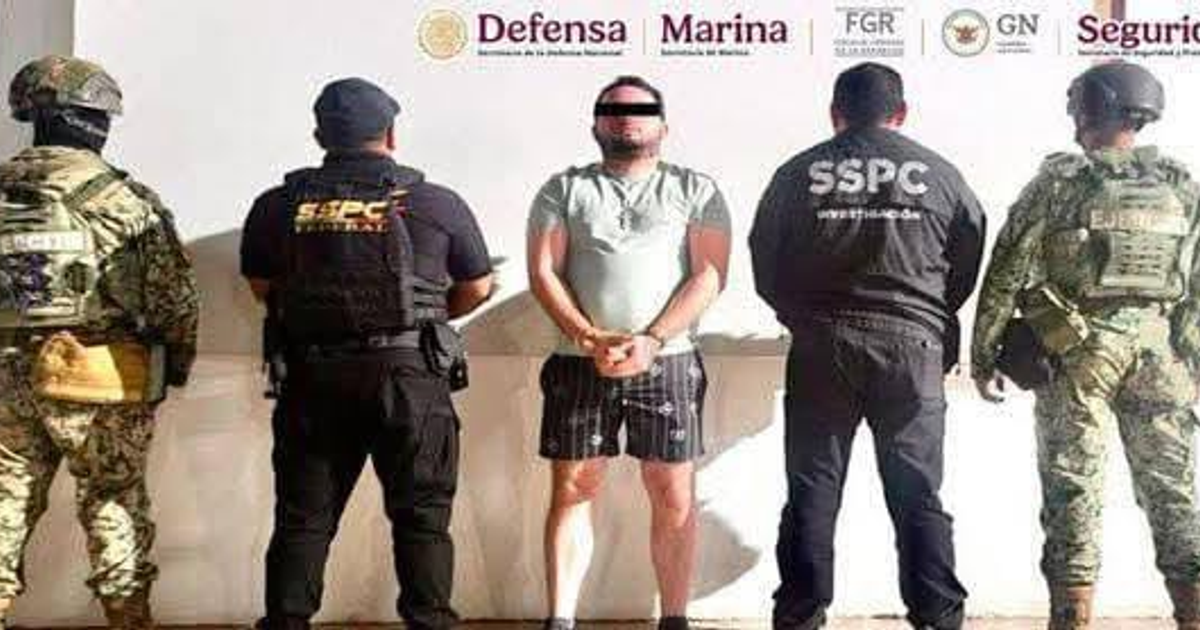 Sujeto detenido con escolta de seguridad en Culiacán.