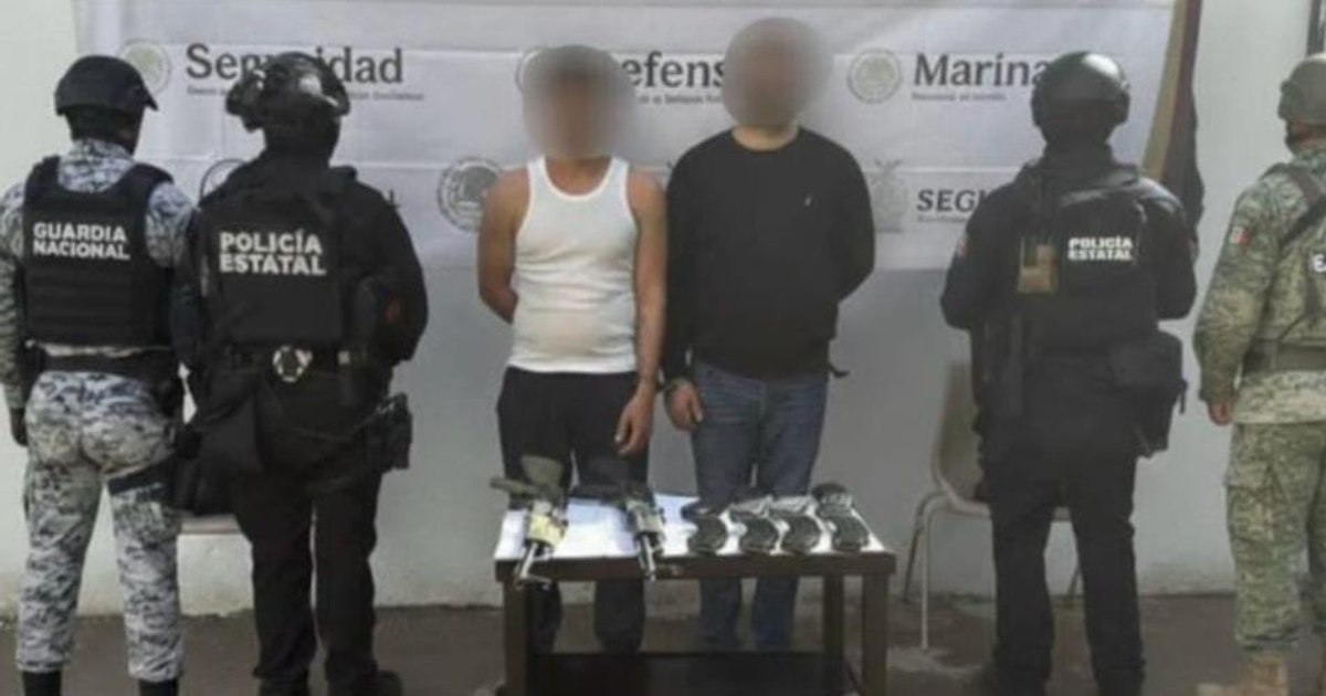 Detención de dos civiles armados por autoridades.