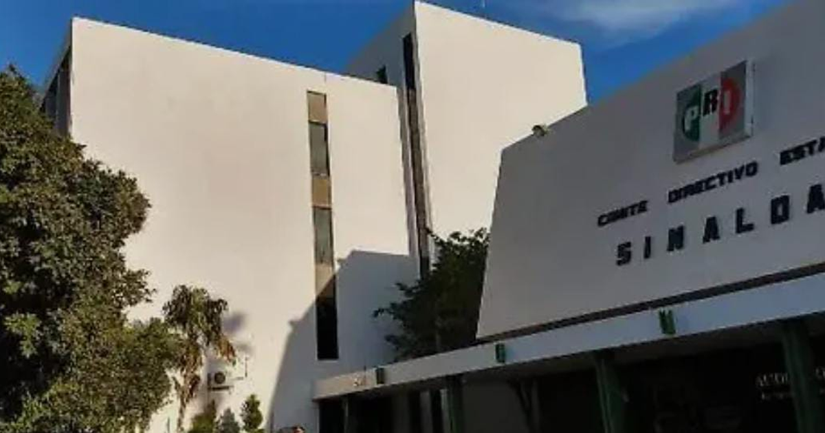 Edificio del PRI en Sinaloa con cielo despejado