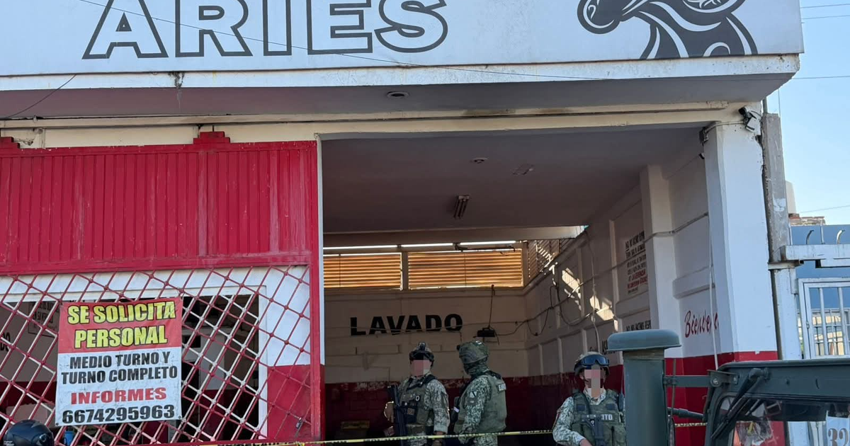 Personal policial en autolavado de Culiacán