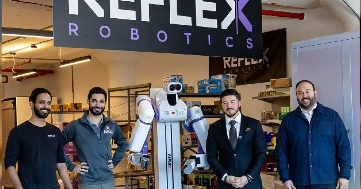 Directivos de Reflex Robotics con un robot humanoide.