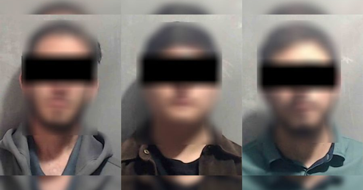 Tres personas detenidas con rostros difuminados.